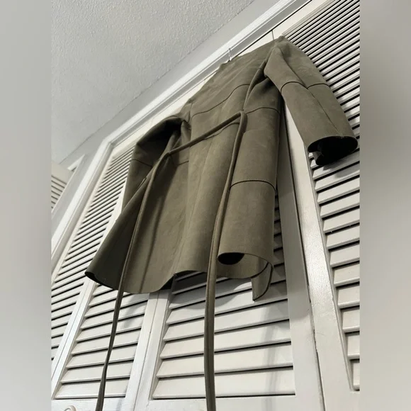 Women's Coat - Picture 2 of 6